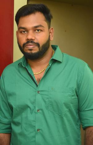 V.விக்னேஷ்